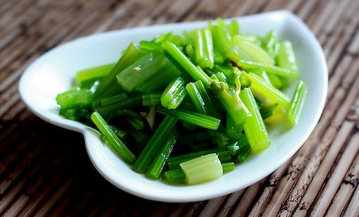夏季吃芹菜真的會被曬黑嗎？科學解說光敏物質的真相