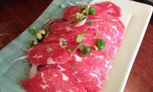 生吃食物的健康风险:致病菌、寄生虫与病毒