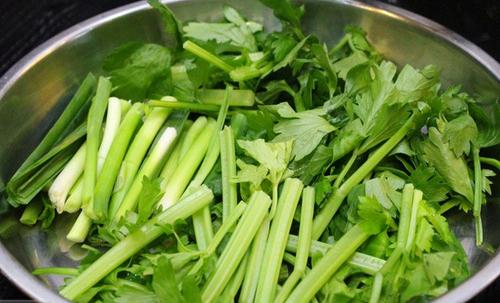 睡前避食指南:芹菜大蒜等6大夜宵健康警示