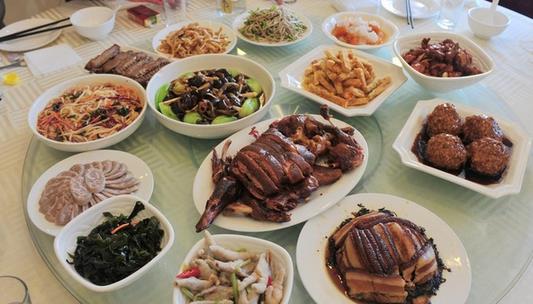 外出就餐必看:四种菜尽量别点,健康隐患需警惕