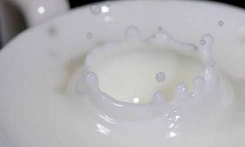 喝牛奶的禁忌与误区：是否需要煮沸？