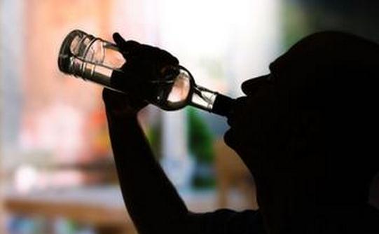 喝酒误区大公开:白酒伤身红酒养生?科学解析9大常见谬误