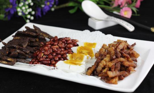 熏腊食品下酒最傷肝：哪些食物不能做下酒菜？
