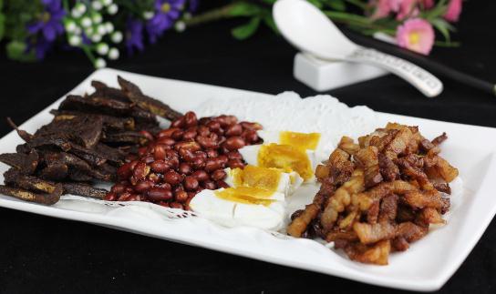 喝酒時別碰這4種菜:生冷海鮮、鹹肉烤串與涼粉的健康風險