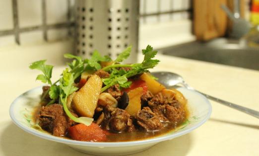土豆燒排骨的家常做法