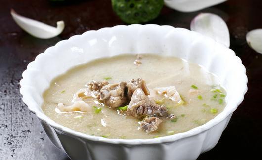 鲜爽的湖北菜肴:莲藕炖排骨的做法
