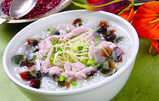 夏季没胃口?教你做美味的皮蛋瘦肉粥