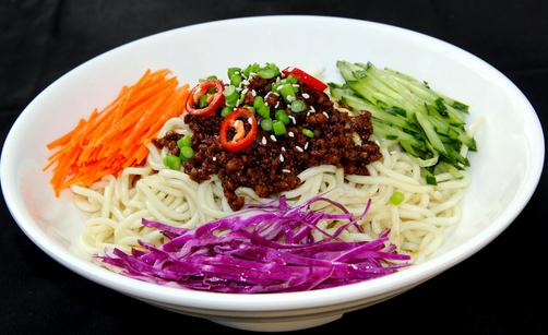 不費時不費力晚餐:炸醬面與鮮蝦豌豆湯兩道式