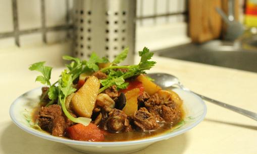 川味土豆烧排骨的家常做法