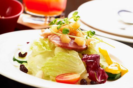 夏季解暑酸甜水果料理:凤梨鸡翅与苹果虾蛋食谱
