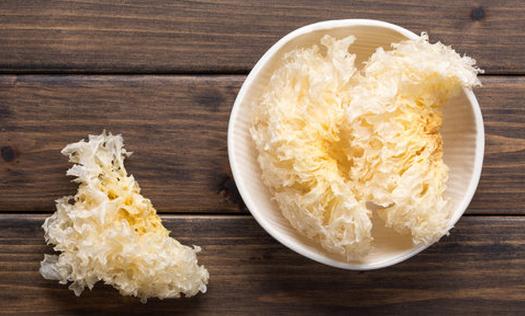 银耳雪梨羹的做法：养生食谱与功效详解