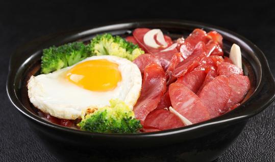 兩款經典煲仔飯做法：臙肉與排骨煲仔飯