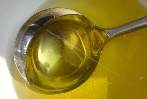 炒菜用油指南：不同食用油的优缺点与适用烹饪方式