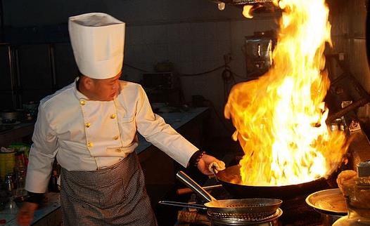 炒菜怎麼掌握火候？軟嫩脆原料用旺火，老硬韌原料用微火