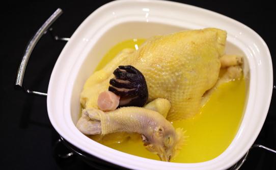 煲鸡汤注意事项：熬鸡汤必须用冷水