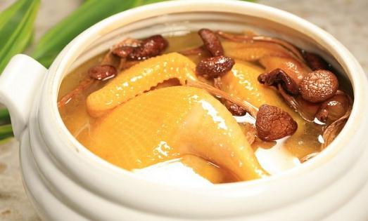 怎麼炖雞湯更營養？喝雞湯的好處與適宜人群