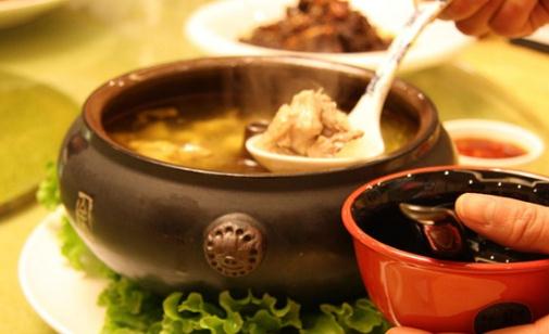 天麻的功效與食用方法：天麻燉湯與焖雞做法