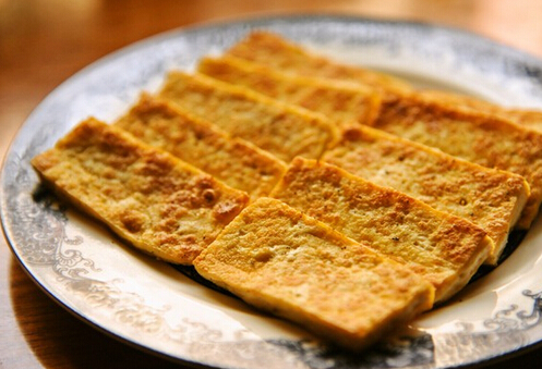 煎豆腐不粘鍋與肉末煎豆腐做法，教你做出外焦內嫩的美味