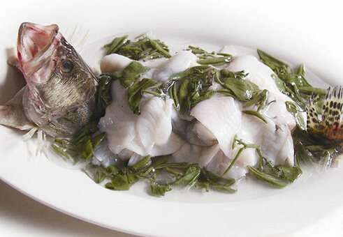 莼菜魚片煮鯽魚