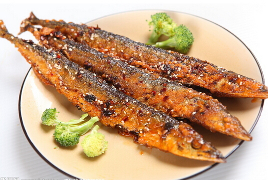 秋刀魚做法全解析:3款特色菜與食用注意事項
