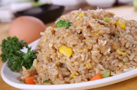 醬油炒飯怎麼做？經典家常醬油炒飯做法分享