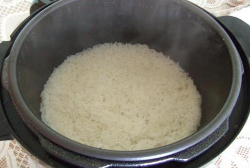 高壓鍋蒸米飯詳解:時間、比例與實用技巧