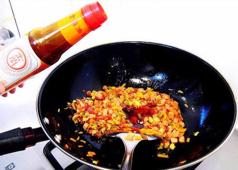 炒菜時候放醬油最佳時間？掌握技巧提升美味與營養