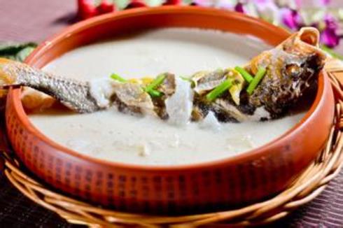 如何炖出奶白色魚湯？三條秘訣讓湯更鮮美