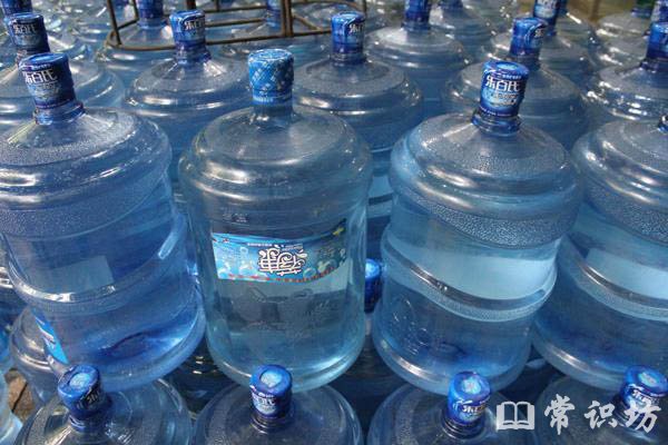 劣质桶装水致癌风险揭秘:真伪辨别与健康饮水指南