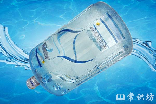 劣质桶装水致癌风险揭秘:真伪辨别与健康饮水指南