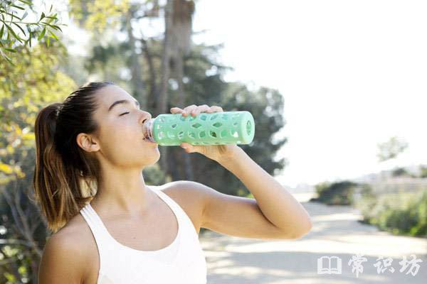 起床第一杯水喝什么？正确补水防便秘指南