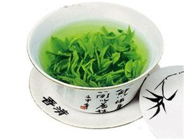 綠茶加冰糖能否緩解咽喉炎？中醫解析飲食調理妙方