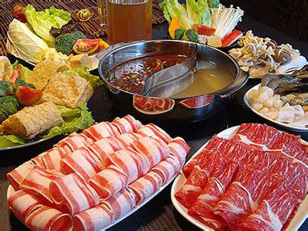吃火锅谨防胆囊炎:火锅虽美味,但要注意适量与健康吃法