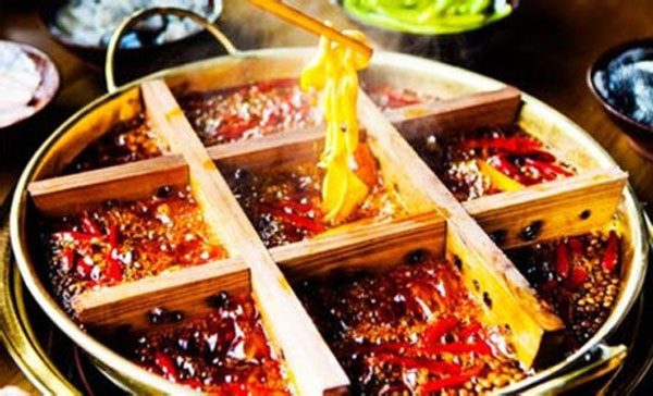 吃火锅谨防胆囊炎:火锅虽美味,但要注意适量与健康吃法