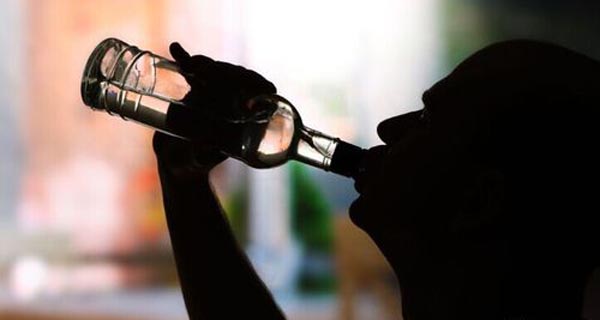 抽煙喝酒時生吃大蒜:降血脂與心血管保護的天然補助