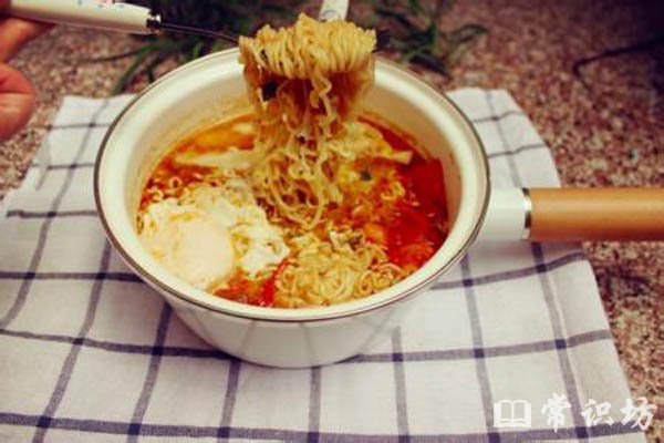 方便面健康食用指南:破解油炸疑虑与科学吃法
