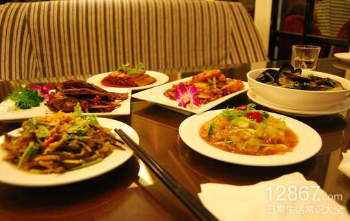 晚餐六忌：危害健康的饮食习惯与建议