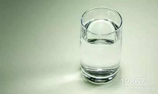喝水有什么好处?水中加这些食物更健康