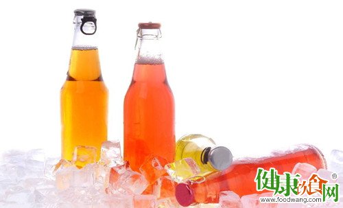 天熱時冰鎮飲品不宜豪飲:為胃與口腔健康著想