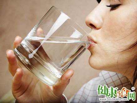 預防中暑除了多喝水,還得會喝水:正確補充電解質是关键