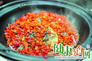 苦夏必吃!火紅魚頭煲:鮮辣爽口的湘味開胃菜