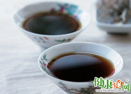 中醫師解析:三伏天適宜飲用的涼茶種類與功效
