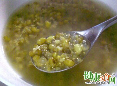 綠豆湯的功效與正確喝法:為何綠色比紅色更解暑?