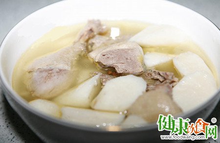 秋天喝什麼湯好?鴨肉山藥煲湯是秋日潤肺佳品
