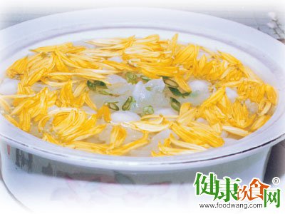 秋日潤膚佳選：菊花冰糖蓮子雪耳羹