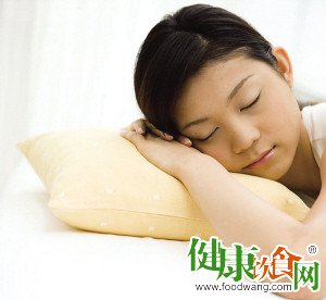 秋冬季節睡眠指南：頭朝西腳朝東的科學睡眠方向