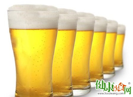 喝啤酒不解暑反引發「啤酒心」:警惕急性酒精中毒與心臟危害