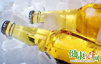 夏日解暑新招：边喝啤酒边喝水不易醉酒