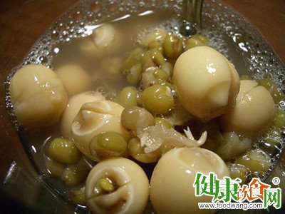 夏季養心飲食：蓮子綠豆湯清火解暑