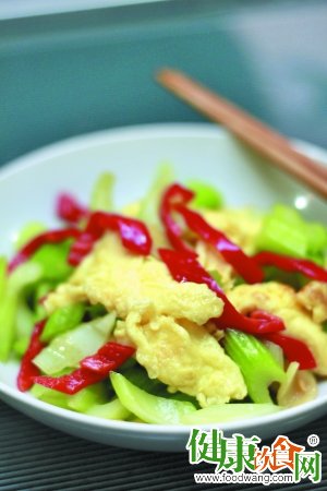 夏日排毒快手菜：椒丝芹菜炒蛋